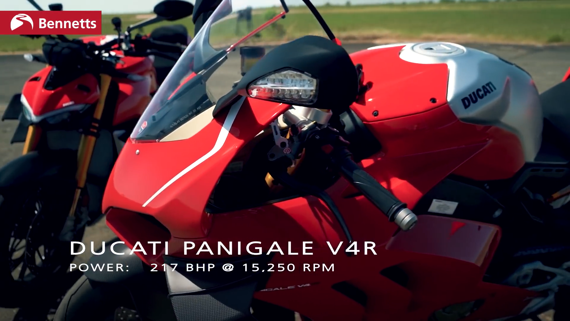 Panigale V4 R擁有較大的馬力和較輕的車重，但Streetfighter V4 S則擁有較佳的扭力